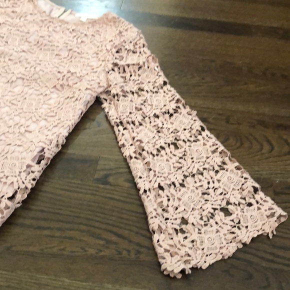 Beautiful crocheted lace top w/ bell sleeves EUC - Picture 4 of 4